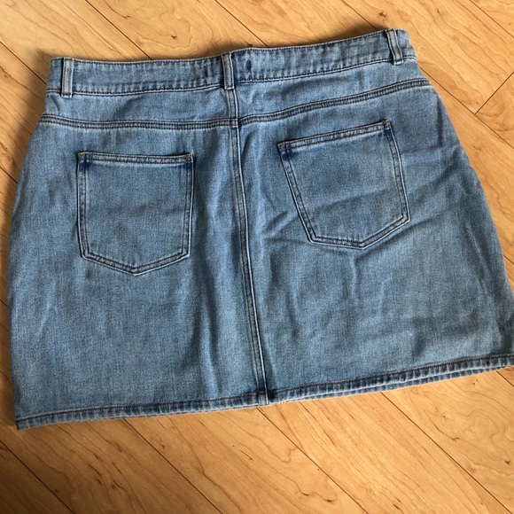 Plus Size Jean Skirt with Back & Front Pockets - Picture 2 of 3